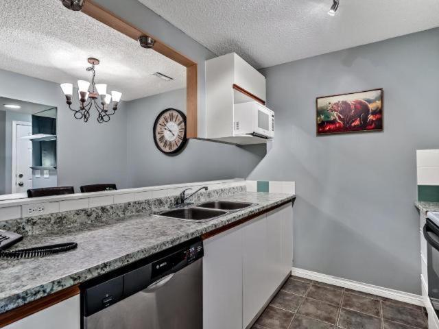 New! Cozy Rocky Mountain Chalet Managed By Little Sister Getaways Canmore Eksteriør bilde